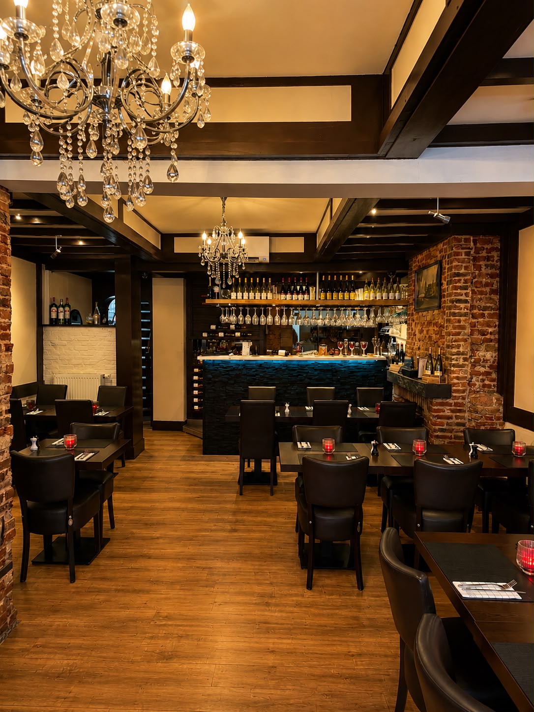 Restaurantzaal met kroonluchters